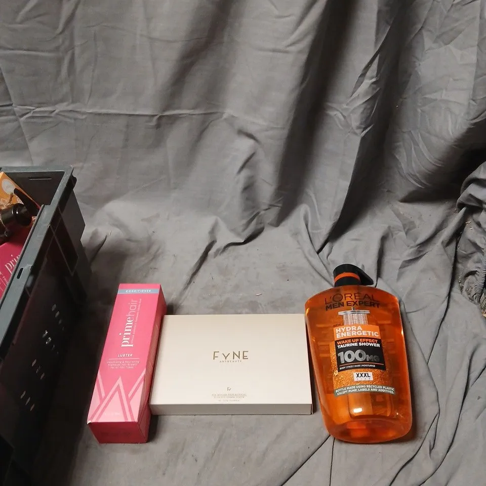 APPROXIMATELY 25 ITEMS INCLUDING ASSORTED HEALTH & BEAUTY LOT: L’ORÉAL HYDRA ENERGETIC SHOWER GEL 100ML, BUDDHA GRAPESEED OIL, HIMALAYAN BATH SALT & FYNE SKINCARE BOX.