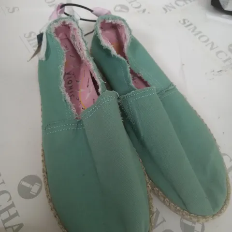 PAIR OF VIONIC BEACH LAG SHOES SIZE 7