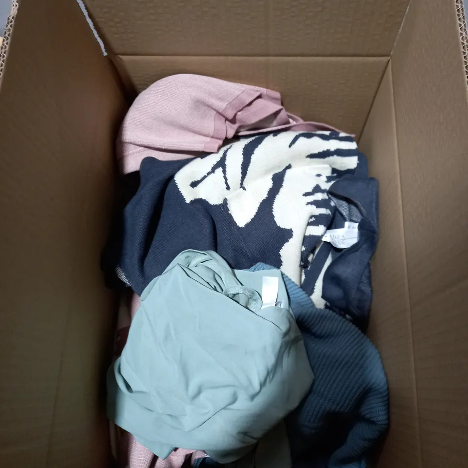 BOX OF APPROXIMATELY 10 ASSORTED CLOTHING ITEMS TO INCLUDE JUMPERS, TOPS, DRESSES ETC