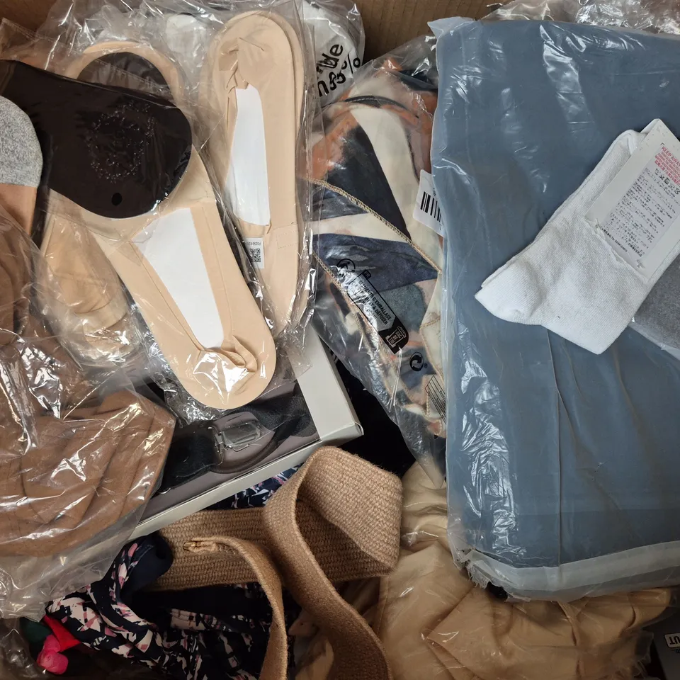 BOX OF APPROXIMATELY 20 ASSORTED CLOTHING AND FASHION ITEMS IN VARIOUS STYLES, SIZES, AND COLOURS - COLLECTION ONLY