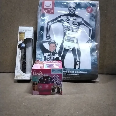 LOT OF VARIOUS ASSORTED HOUSEHOLD ITEMS TO INCLUDE: SKELETON COSTUME, HARRY POTTER WAND, BARBIE LIGHT PROJECTOR ETC