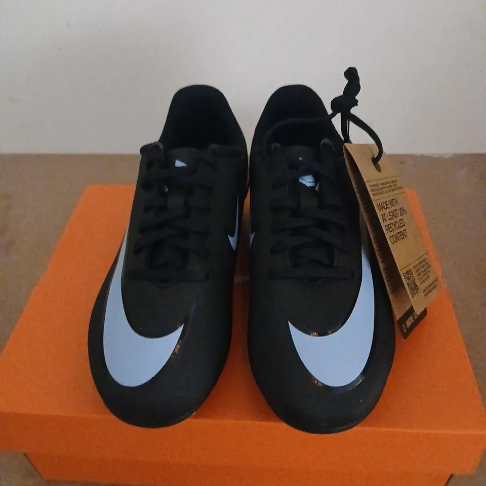 NIKE JR VAPOR 16 CLUB FG/MG FOOTBALL BOOTS – KIDS, UK 13.5 (1Y), BLACK/BLUE