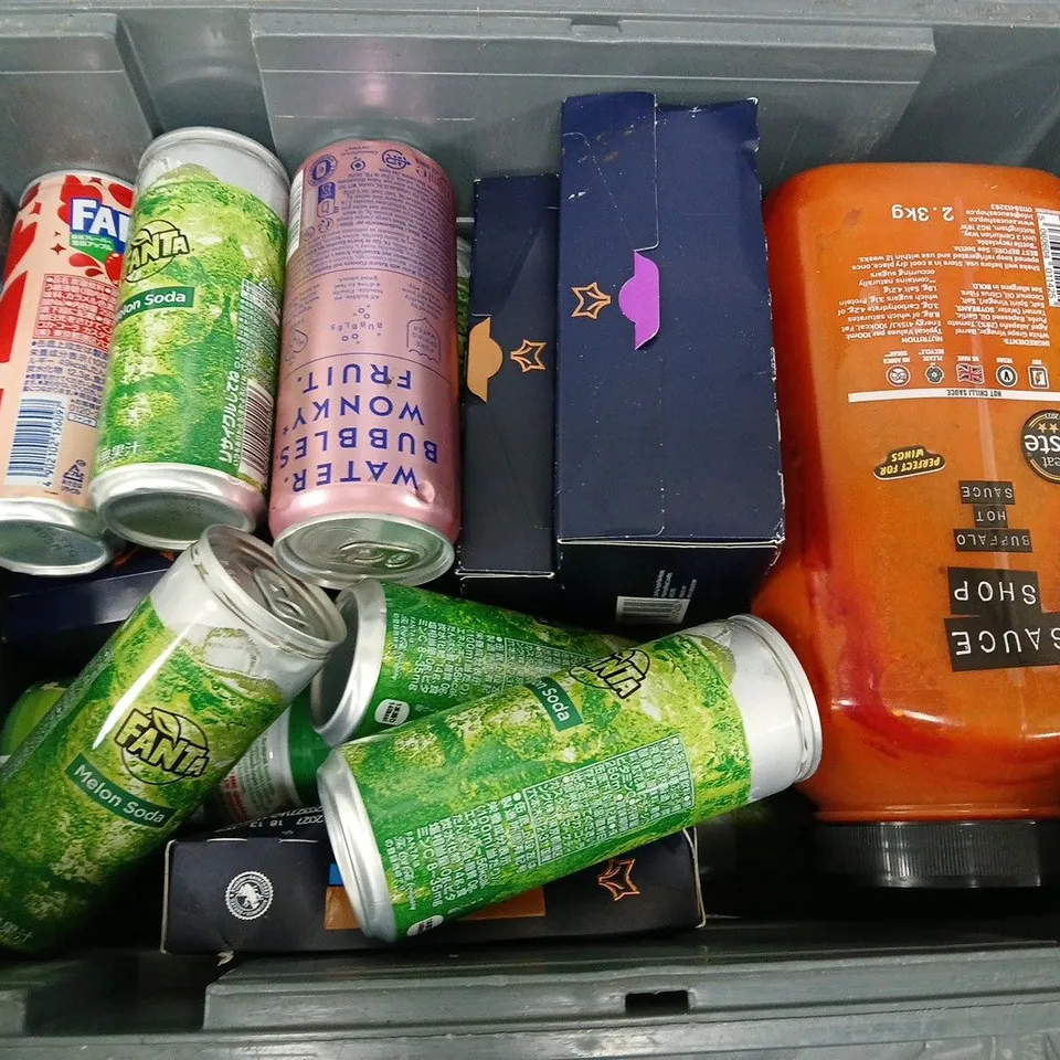 APPROXIMATELY 20 ASSORTED FOOD & DRINK ITEMS TO INCLUDE SAUCE SHOP BUFFALO HOT SAUCE, CAFEPOD COFFEE PACKS, FANTA MELON SODA, ETC - COLLECTION ONLY