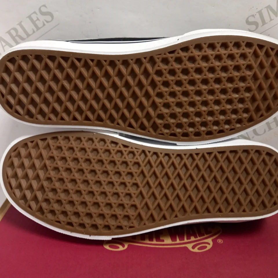 BOXED VANS BLACK/WHITE WARD JUNIOR SHOES - SIZE 6