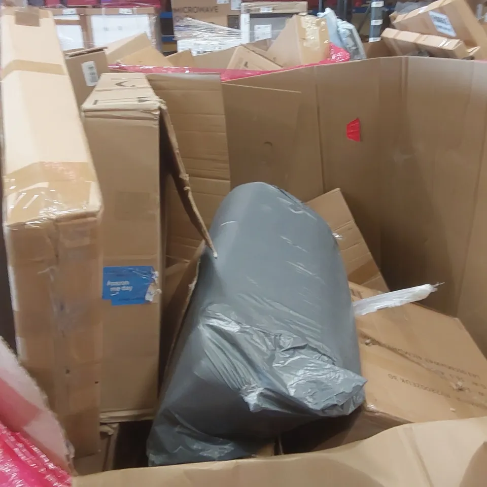 PALLET OF ASSORTED ITEMS INCLUDING: MINI CHAINSAW, SHOWER MIXER SYSTEM, LARGE CAPACITY FOLDING WAGON, ARCHERY TARGET, MAGNETIC DART BOARD ECT