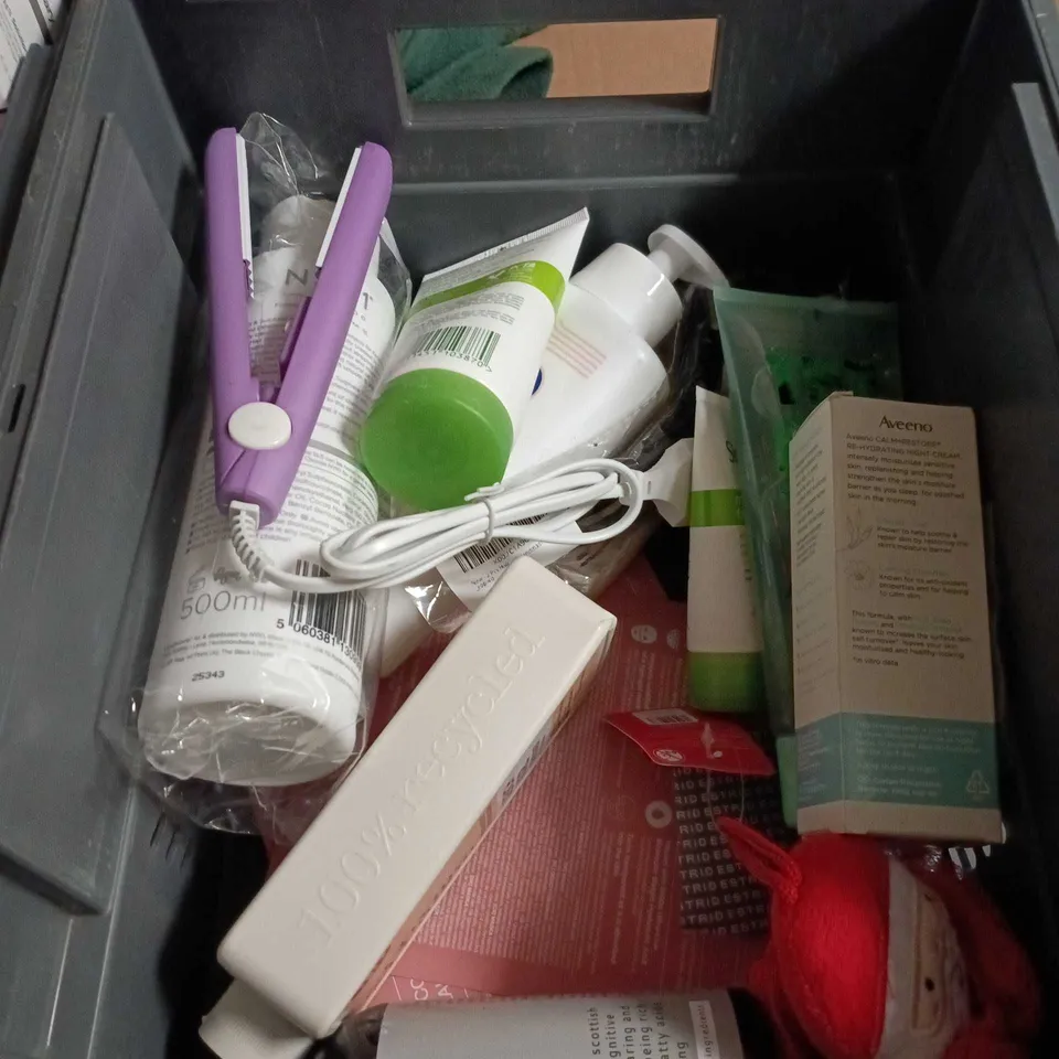 APPROXIMATEY 20 ASSORTED HEALTH AND BEAUTY PRODUCTS TO INCLUDE E45 DRY SCALP RELIEF SHAMPOO - SIMPLE MOISTURISING FACIAL WASH AND CANTU FOR KIDS DETANGLING CONDITIONER