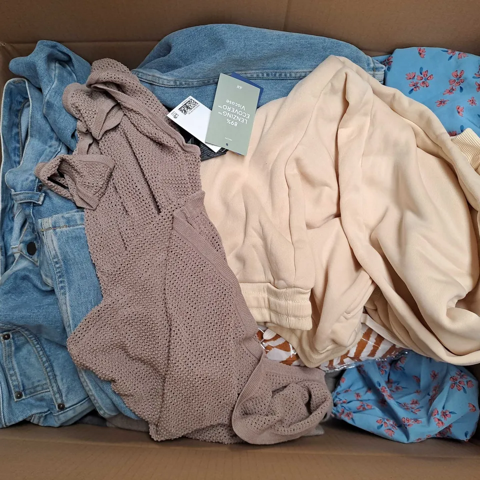 APPROXIMATELY 25 ASSORTED CLOTHING ITEMS IN VARIOUS SIZES TO INCLUDE JEANS, DRESSES, TOPS, ETC