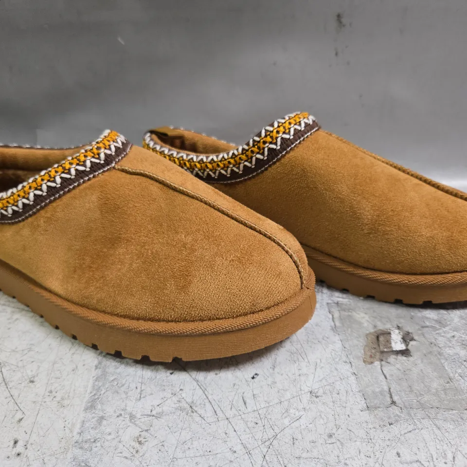 BOXED PAIR OF UNBRANDED SHOES IN TAN SIZE 7