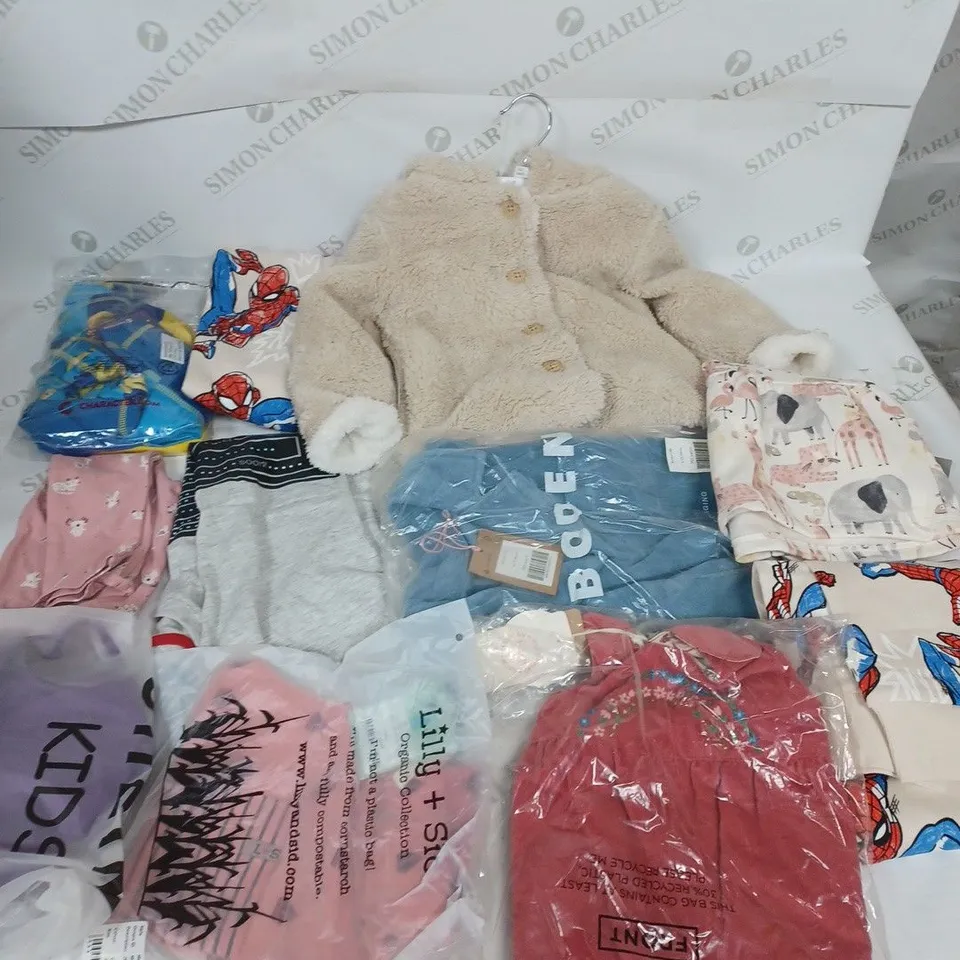 LOT OF ASSORTED KIDS CLOTHING ITEMS TO INCLUDE PYJAMAS, T-SHIRTS AND TROUSERS 