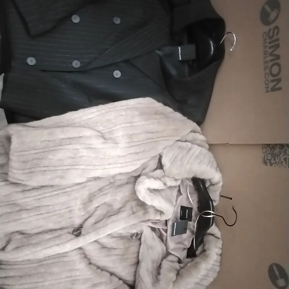 PALLET CONTAINING APPROXIMATELY 100 WOMEN'S DESIGNER CLOTHES WHICH INCLUDE; JD WILLIAMS BLAZERS, COATS SIMILAR PRODUCTS ETC