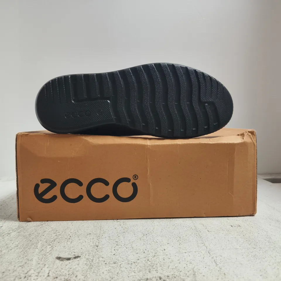 BOXED PAIR OF ECCO BYWAY LACE SHOES IN BROWN SIZE UK 8-8.5