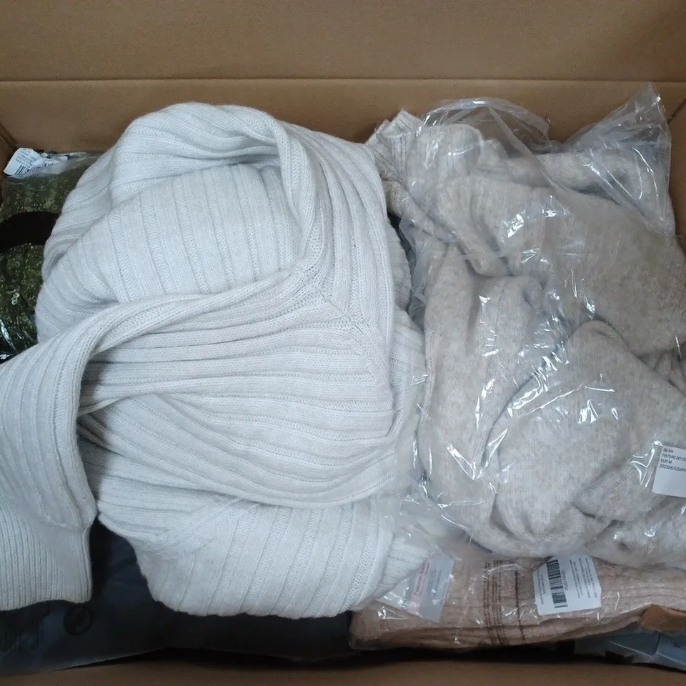 LARGE QUANTITY OF CLOTHING ITEMS TO INCLUDE DRESSES, SWEATERS, JEANS, T-SHIRTS, ETC