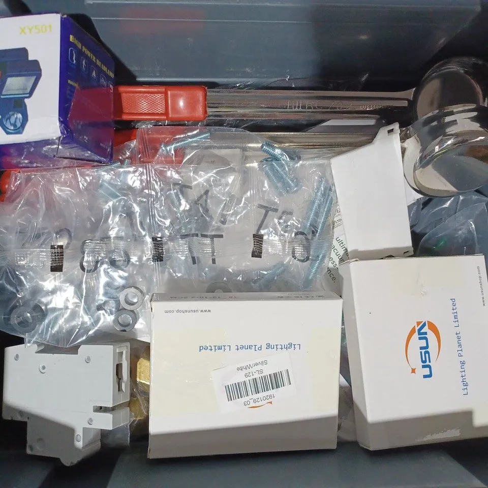 APPROXIMATELY 15 ASSORTED HOUSEHOLD ITEMS TO INCLUDE HAND NEEDLES, BOTTOMLESS COFFEE HANDLE, ETC