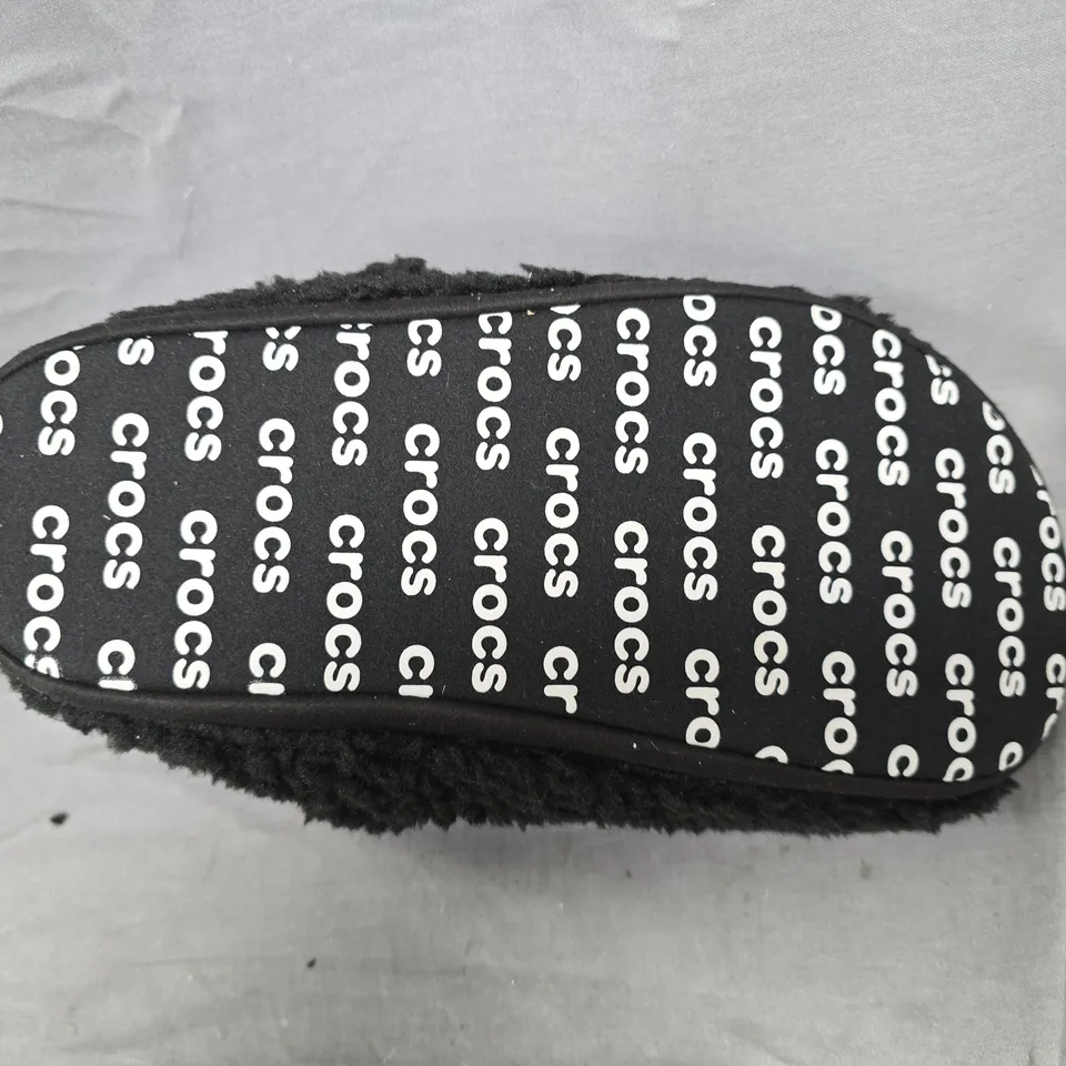 UNBOXED PAIR OF CROCS CLASSIC COZZZY SLIPPERS IN BLACK SIZE UK M3/W4