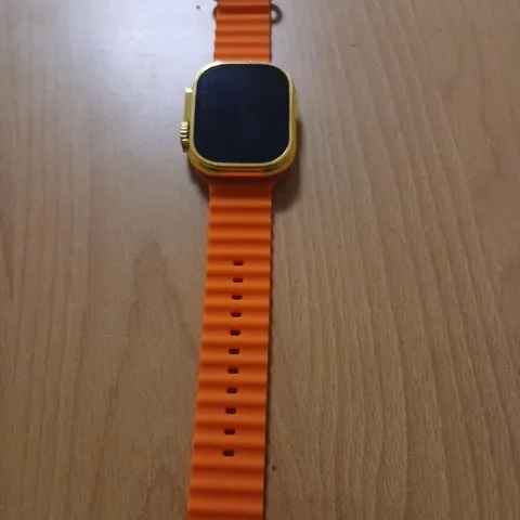 SMARTWATCH WITH ORANGE SILICONE STRAP AND GOLD-TONE CASE