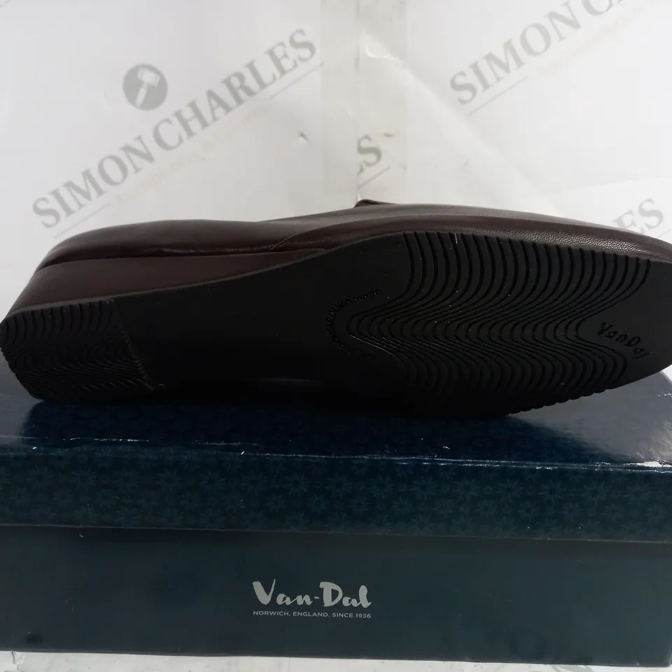 BOXED VAN DAL NOEL SHOE - SIZE 5