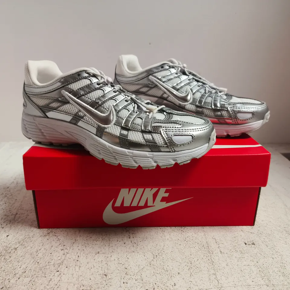 BOXED PAIR OF NIKE P-6000 TRAINERS IN WHITE/SILVER SIZE UK 6
