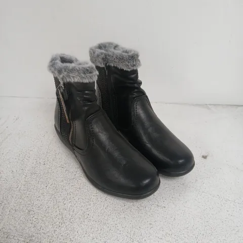 JO & JOE BLACK LEATHER-EFFECT ANKLE BOOTS WITH FAUX FUR LINING – UK 5