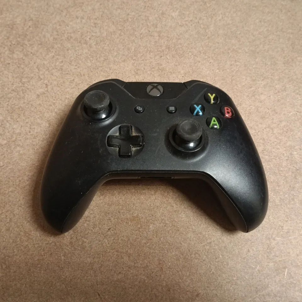 MICROSOFT XBOX ONE WIRELESS CONTROLLER IN BLACK MODEL 1537