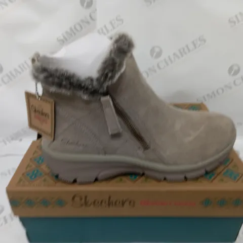 BOXED PAIR OF SKECHERS HIGH ZIP BOOTS MUSHROOM SIZE 8