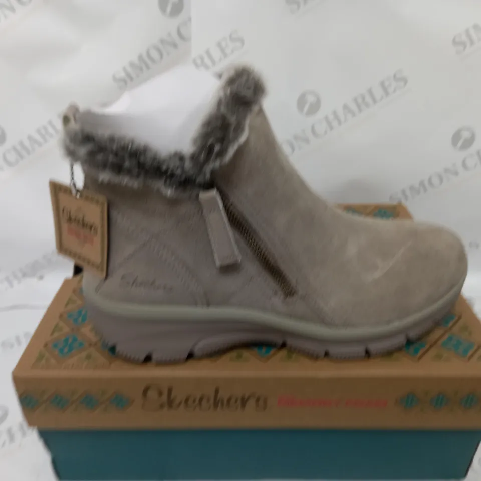 BOXED PAIR OF SKECHERS HIGH ZIP BOOTS MUSHROOM SIZE 8