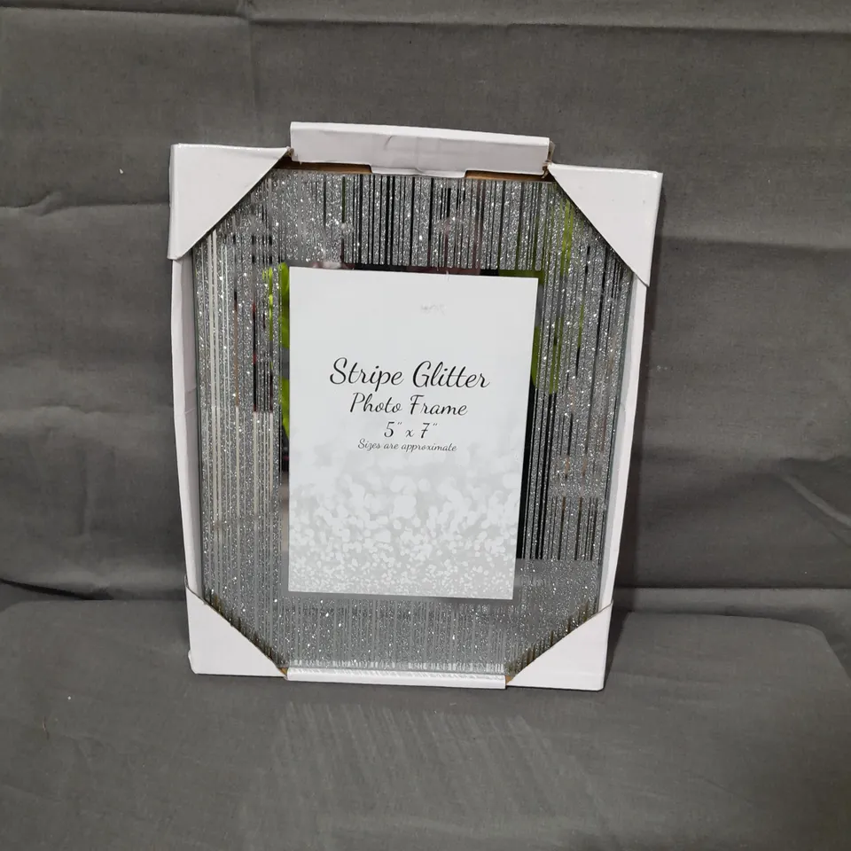 LOT OF APPROX 10 HOUSEHOLD ITEMS TO INCLUDE KITCHENWARE AND BEDDING