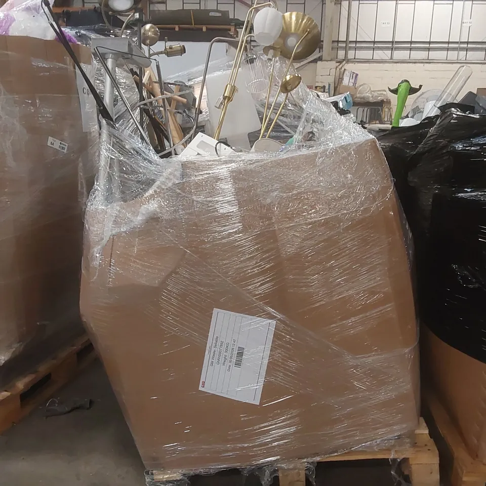 PALLET CONTAINING A VERY LARGE QUANTITY OF ASSORTED ITEMS INCLUDING: FLOOR LAMPS, STATUS 5L AIR COOLER, TURTLE BEACH XBOX CONTROLLER, RYOBI TOOL, WAGNER FENCE SPRAYER ECT