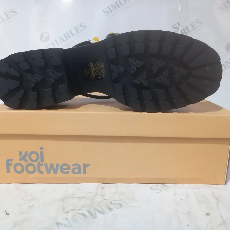 BRAND NEW BOXED PAIR OF KOI VEGAN LEATHER BLOOMING DAISY OASIS STRAPPY SLIDERS IN BLACK UK SIZE 10