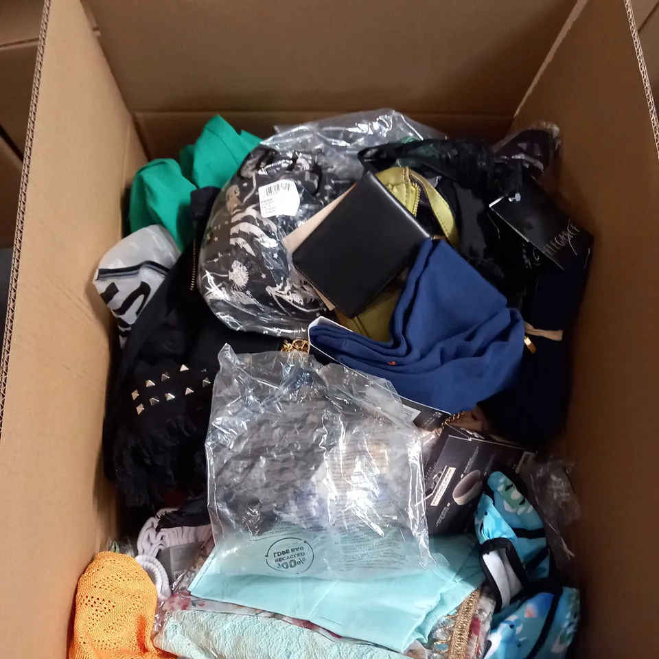 BOX OF APPROX 35 ASSORTED CLOTHING ITEMS TO INCLUDE - DRESSES, T-SHIRTS AND TROUSERS