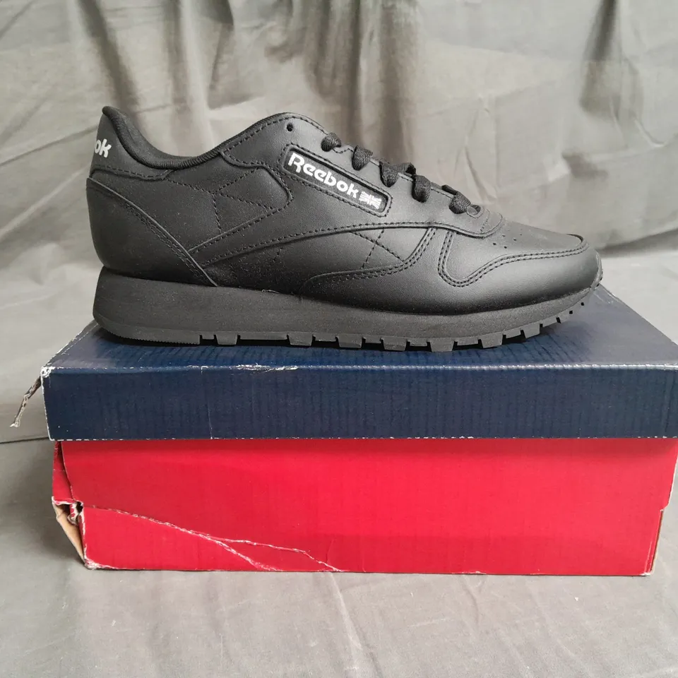 BOXED PAIR OF REEBOK BLACK TRAINERS SIZE UK 5