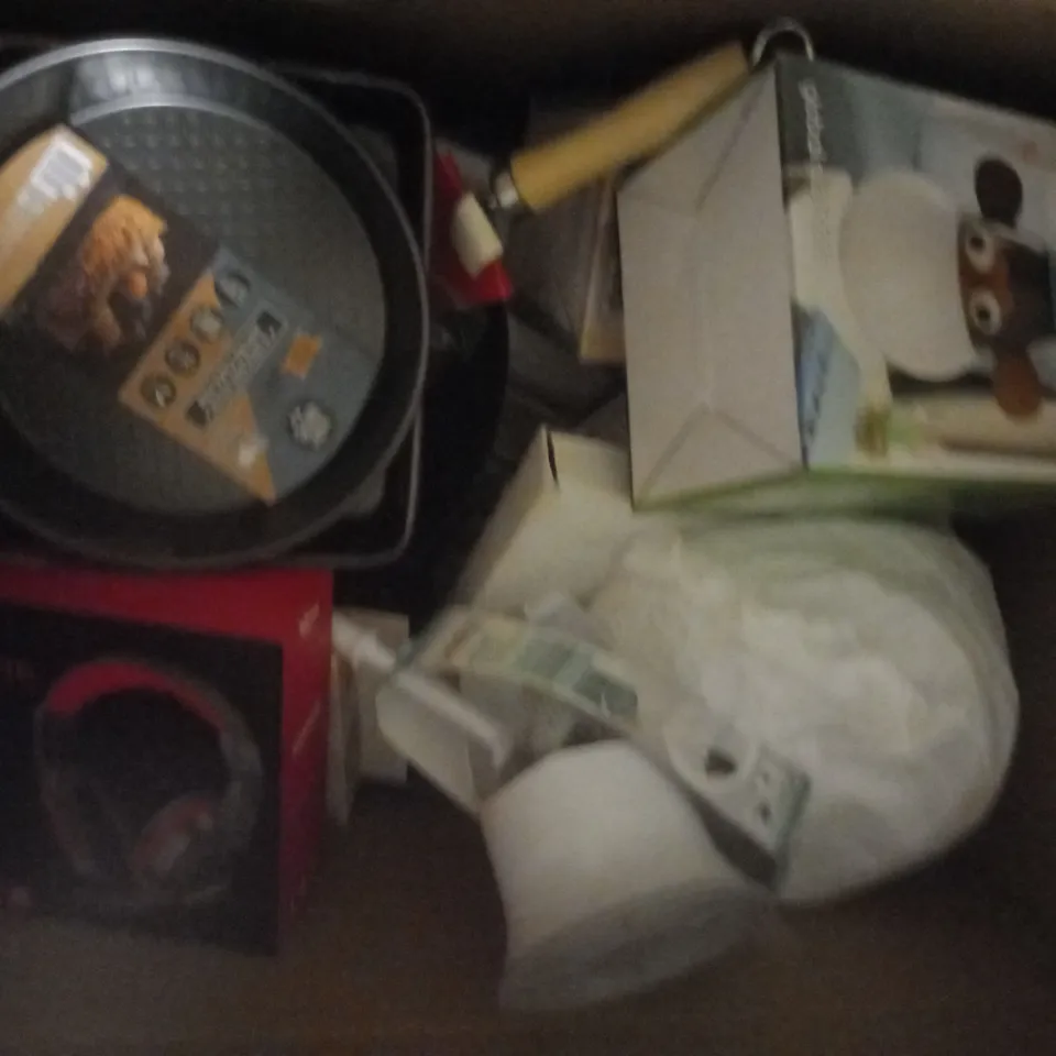 APPROXIMATELY 15 ASSORTED HOUEHOLD ITEMS TO INCLUDE MONKEY PULL CORD BULB, TRUST GAMING HEADSET, HAIRY BIKERS 9 INCH ROUND CAKE PAN, ETC