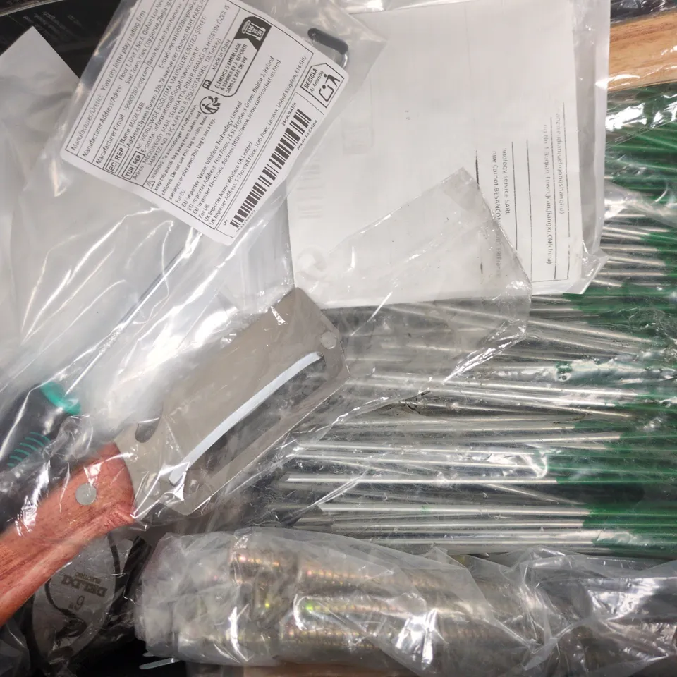 APPROXIMATELY 10 ASSORTED HOUSEHOLD ITEMS TO INCLUDE BYPASS SECATEURS, SPINNER SWIVEL, ETC - COLLECTION ONLY