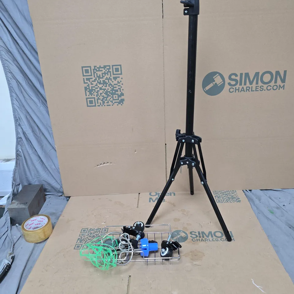 TRIPOD + ACCESSORIES 
