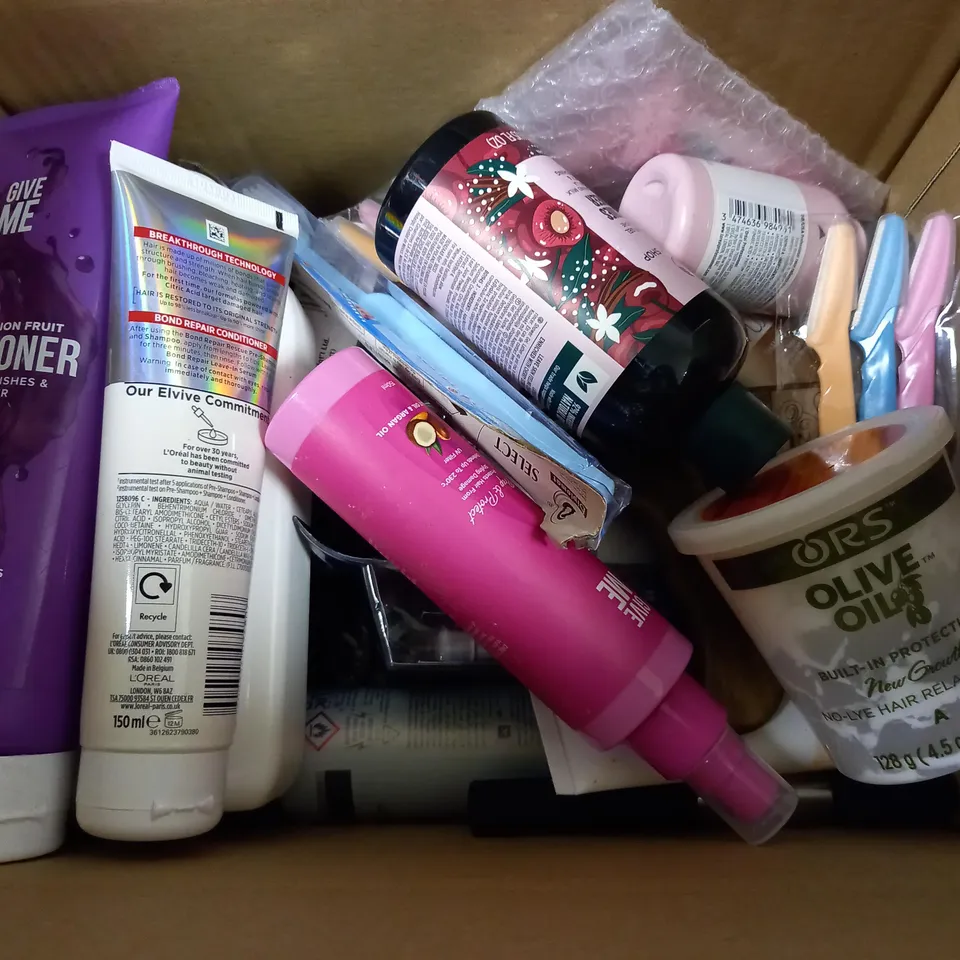BOX OF APPROXIMATELY 20 ASSORTED COSMETIC ITEMS TO INCLUDE GIVE ME CONDITIONER, THE BODY SHOP SHOWER GEL, RENEW SKIN CARE ETC