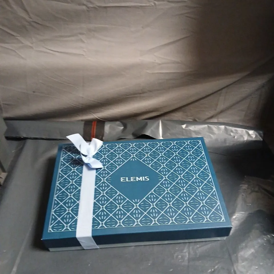 ELEMIS SKINCARE GIFT SET – BLUE PATTERN BOX WITH RIBBON