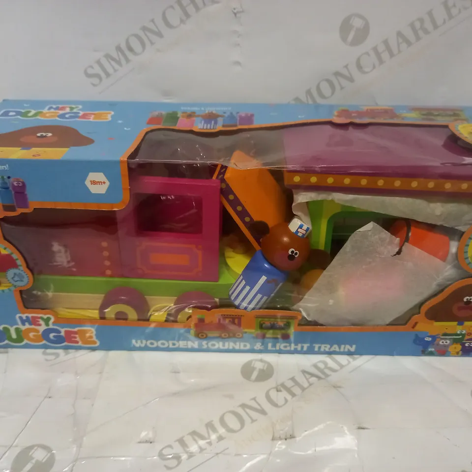 HEY DUGGEE WOODEN SOUND & LIGHT TRAIN RRP £19.99