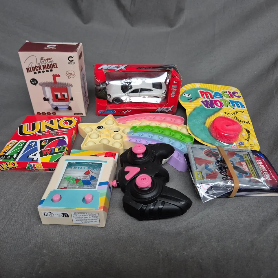 BOX OF APPRO 10 ASSORTED TOYS AND GAMES TO INCLUDE UNO, MAGIC WORM AND POPPET TOYS