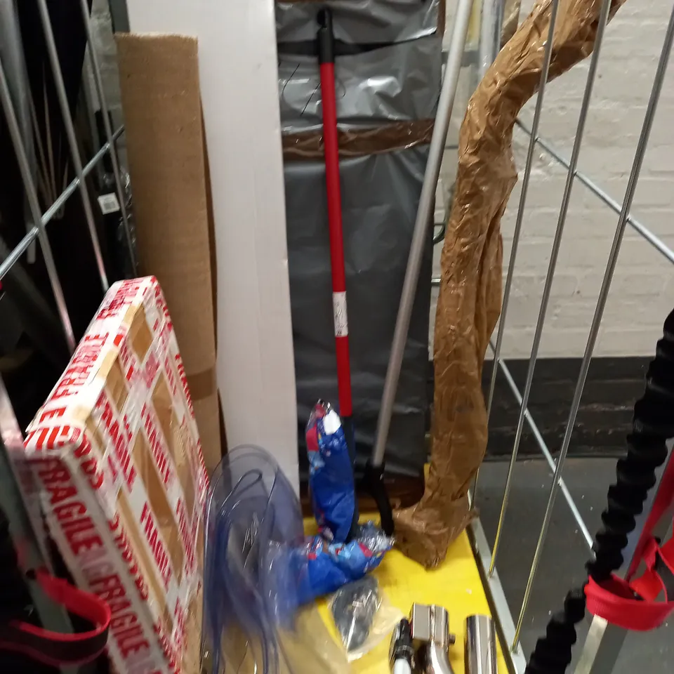 LOT OF APPROXIMATELY 17 ASSORTED HOUSEHOLD ITEMS TO INCLUDE FRUIT PICKER, STORAGE CASE, PLASTIC BIN AND HARD FLOOR MOP - COLLECTION ONLY