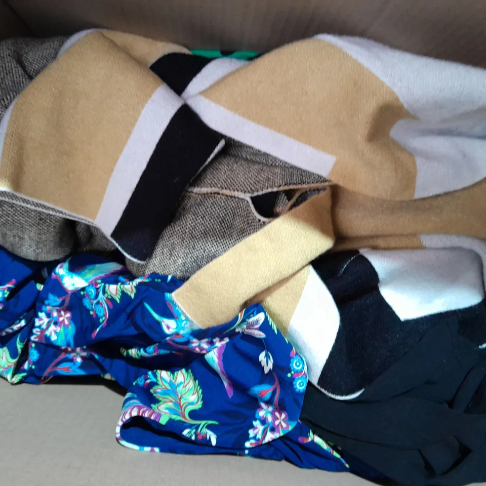 APPROXIMATELY 10 ASSORTED ITEMS OF WOMEN'S CLOTHING TO INCLUDE KIM&CO DRESS SIZE L, KIM&CO JUMPSUIT SIZE S, NINA LEONARD TOP SIZE XL 