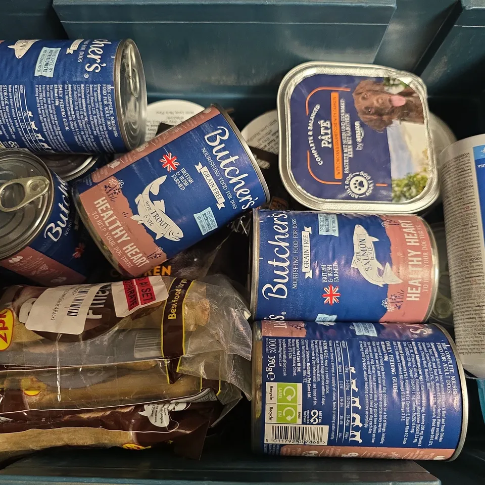 APPROXIMATELY 12 ASSORTED DOG FOOD & SUPPLIES TO INCLUDE PROTEIN BAR DOG TREATS, PROBIOTIC CHEWS, CHICKEN PATE, ETC
