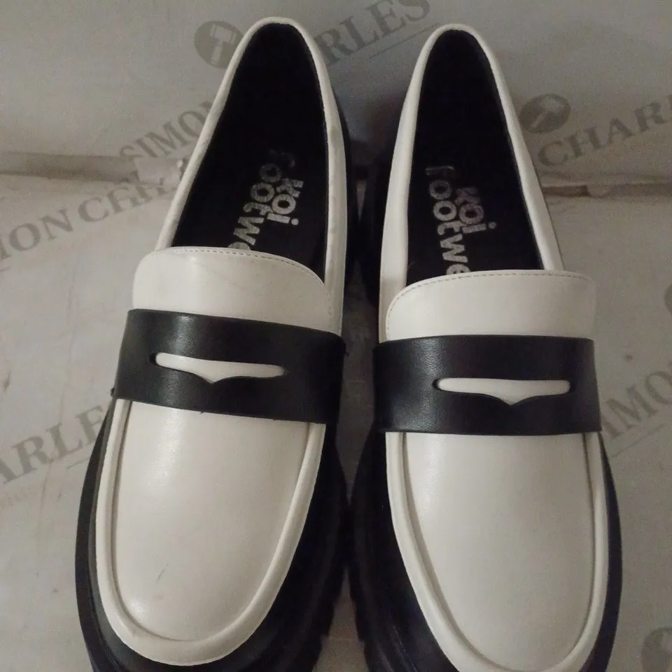 PAIR OF KOI WOMEN'S BIRCH MONOCHROME LOAFERS SIZE 7
