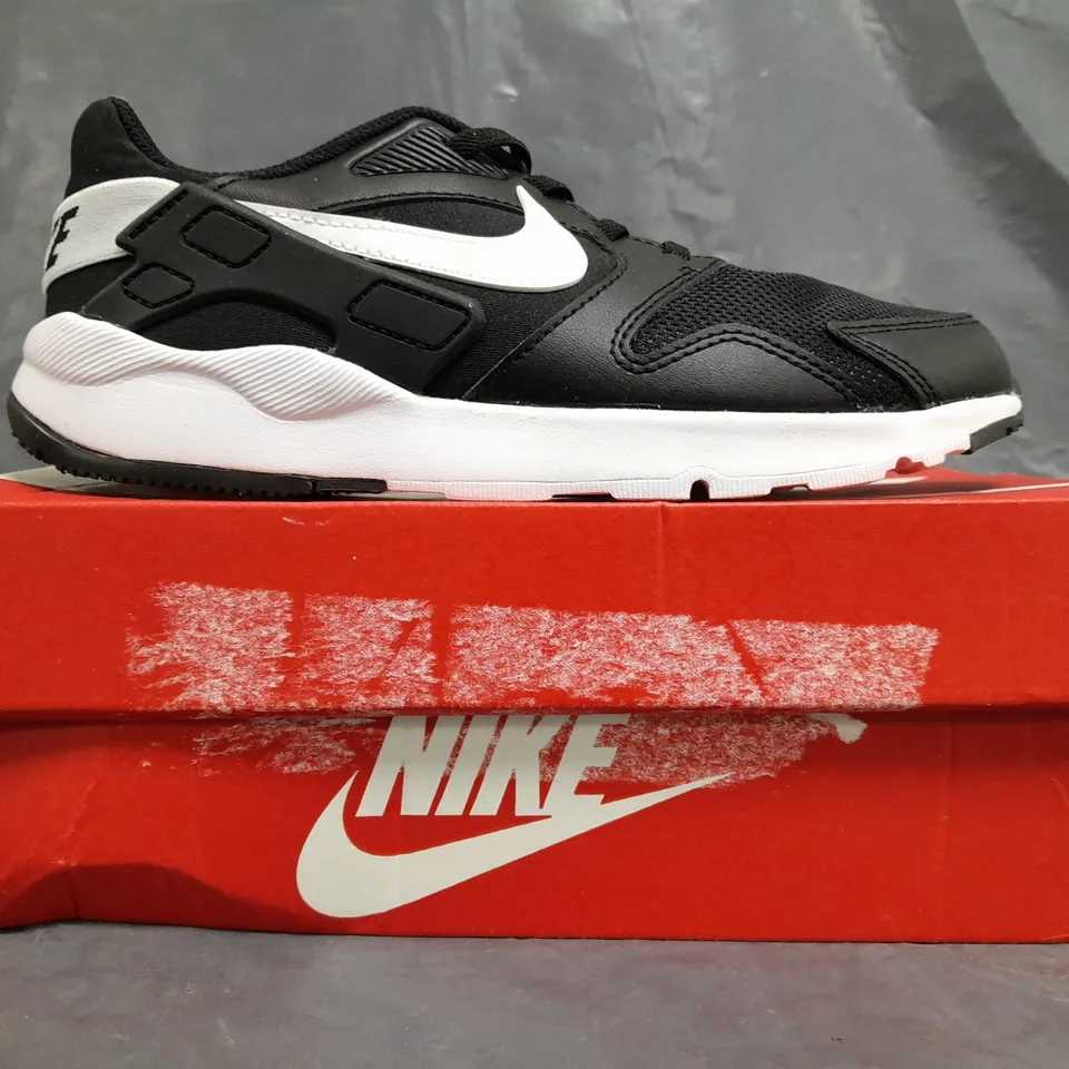 BOXED PAIR OF NIKE LD VICTORY TRAINERS IN BLACK/WHITE SIZE 2