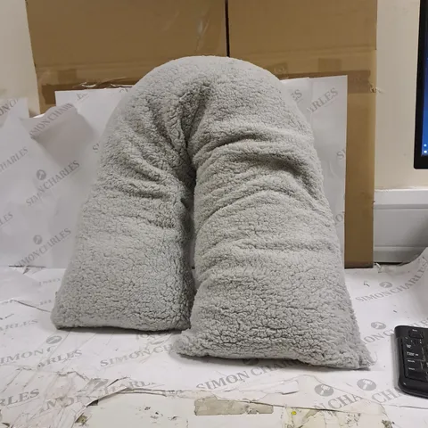 FLUFFY V SHAPED PILLOW IN GREY