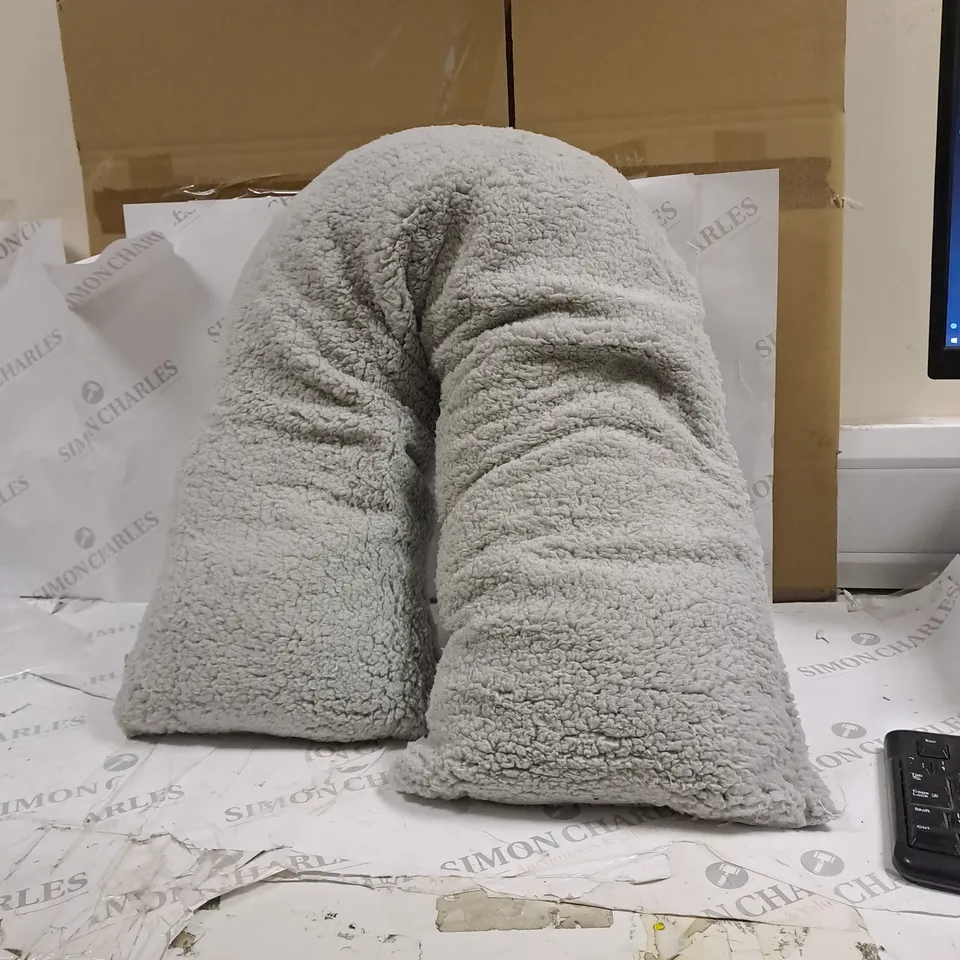 FLUFFY V SHAPED PILLOW IN GREY 