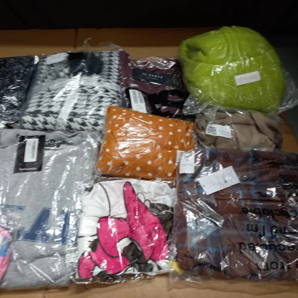 LARGE QUANTITY OF ASSORTED BAGGED CLOTHING ITEMS TO INCLUDE H&M, BILLA BONG AND NEW LOOK