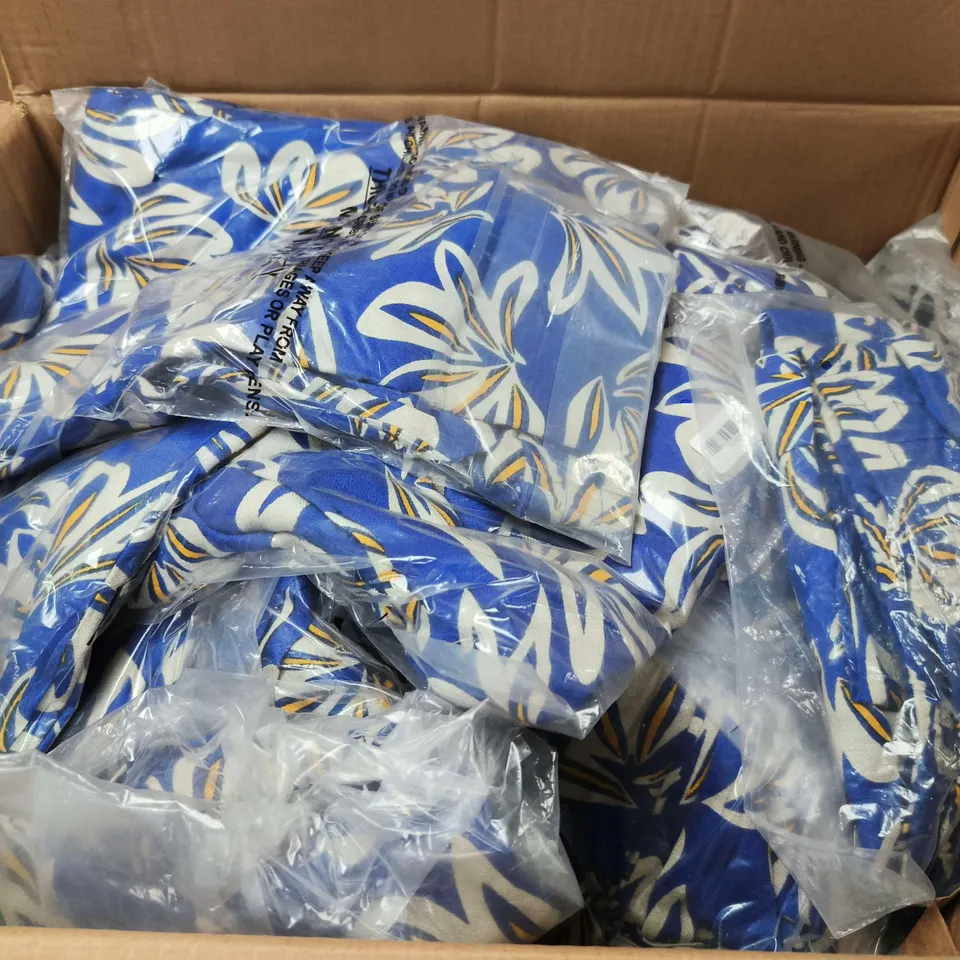 APPROXIMATELY 30 ASSORTED WOMENS CLOTHING ITEMS IN VARIOUS SIZES & STYLES