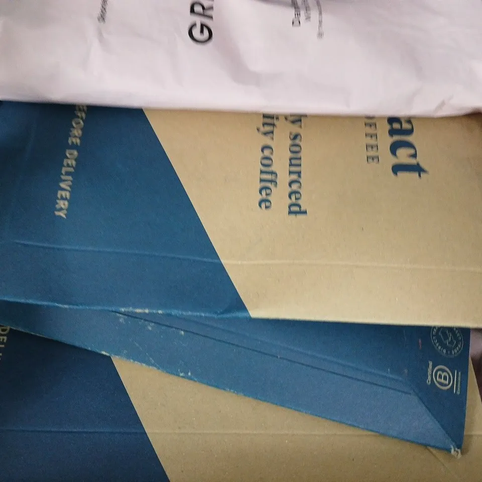 APPROXIMATELY 10 ASSORTED FOOD AND DRINK ITEMS TO INCLUDE NOMO CHOCOLATE, STRAWBERRY FRUIT STRING, ETC