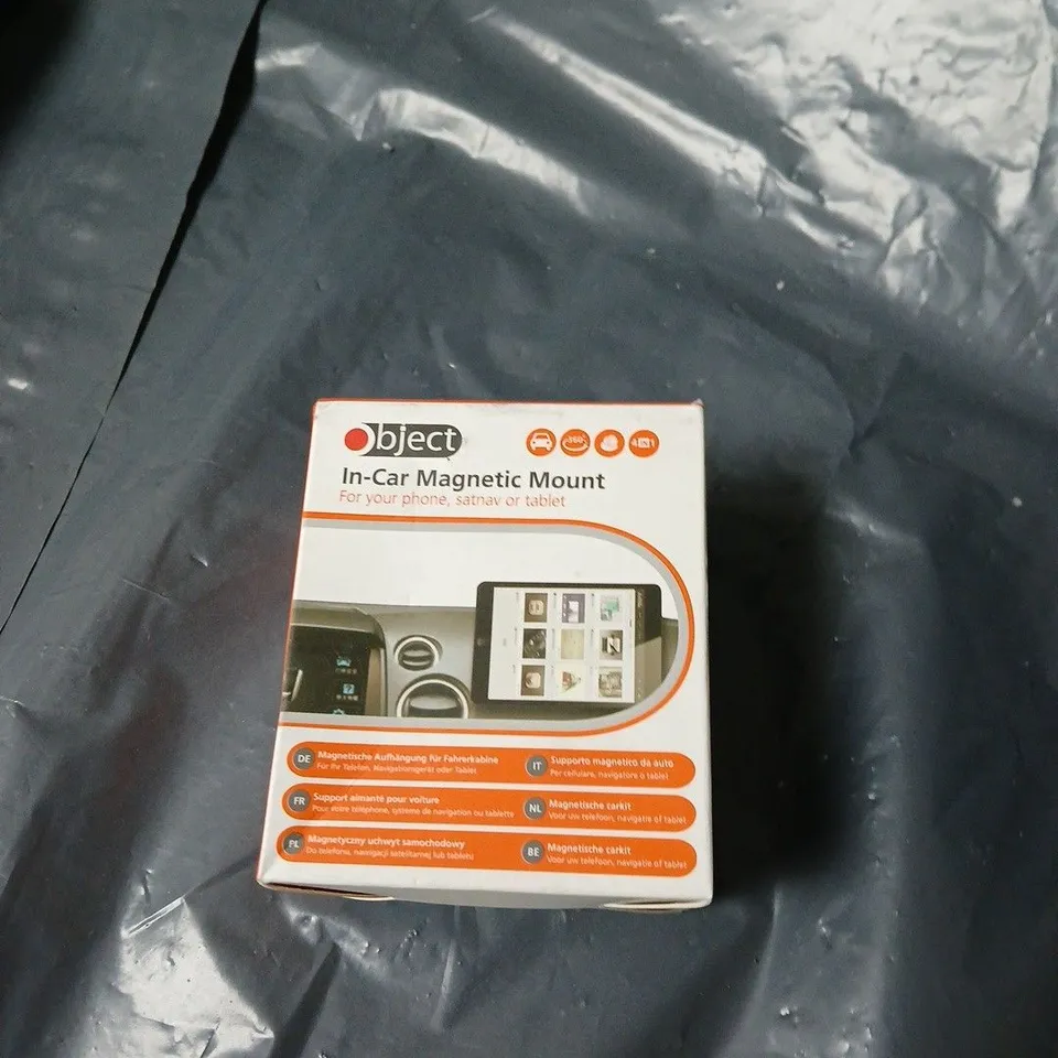 BOX OF APPROXIMATELY 50 ASSORTED ITEMS INCLUDING IN CAR MAGNETIC MOUNT , FRUIT FUSION BOTTLE AND BEANIE HAT WITH LED LIGHT 