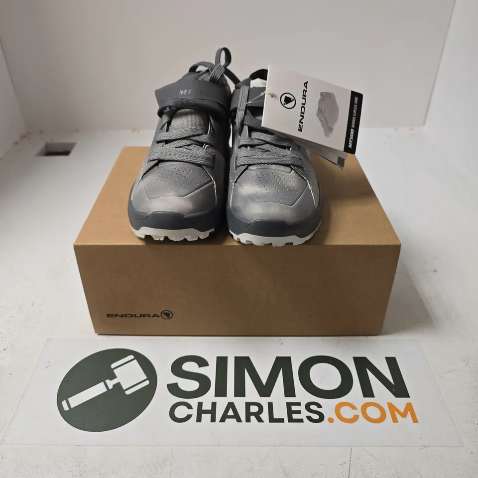 BOXED PAIR OF ENDURA MT500 BURNER CLIPLESS SHOES IN DREICH GREY - UK 5