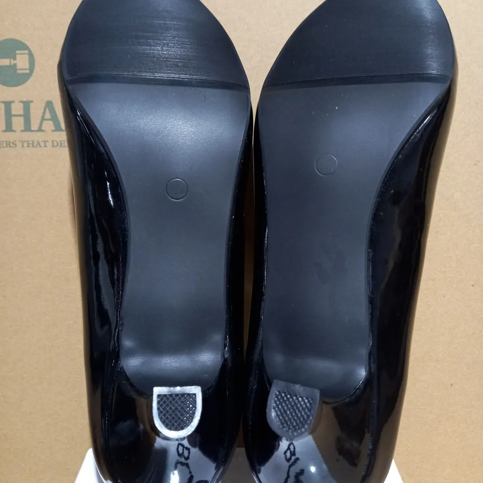 BUCKLE WOMENS BLACK LOW HEEL SHOE - SIZE 10